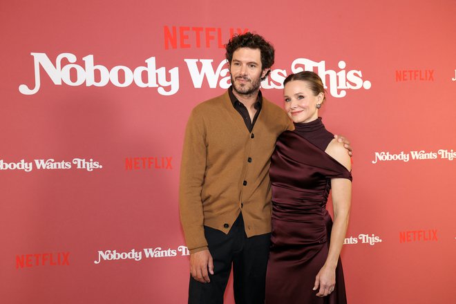 Adam Brody (Noah) in Kristen Bell (Joanne) sta v preteklosti že igrala skupaj. V Nobody Wants This hvalijo njuno kemijo. FOTO: Mario Anzuoni/Reuters