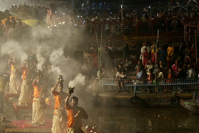 Hindujski duhovniki opravljajo večerne molitve na obrežju reke Ganges v Varanasiju. Foto: Niharika Kulkarni/Afp