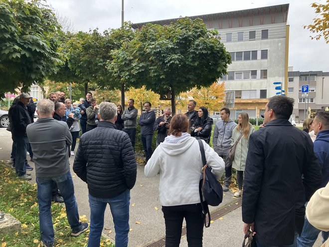 Zapora ceste Račna-Mlačevo bo močno otežila življenje krajanov, saj bo, kot pravijo, edina mogoča pot skozi gozd po kolovozu ali preko Ilove gore. Tam pa je promet za avtobuse ali tovorna vozila nedostopen.  FOTO: Gordana Stojiljković/ Delo