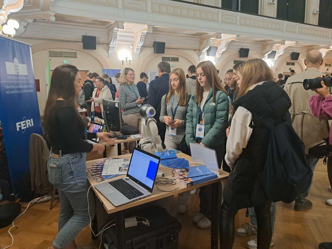 Na festivalu se je predstavilo več organizacij, tudi Tehnopark Celje s svojo robotko. FOTO: Špela Kuralt/Delo