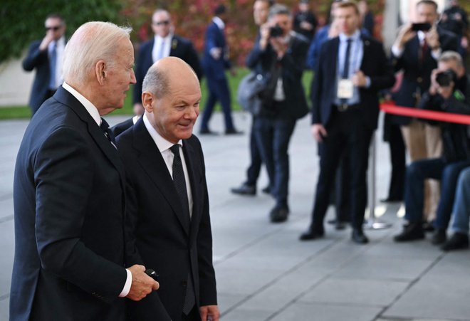 Predsednik Joe Biden (levo) kancler Olaf Scholz sta se drug drugemu zahvalila za tesno prijateljstvo in dobro sodelovanje v zadnjih nekaj letih. FOTO: Andrew Caballero-reynolds/AFP