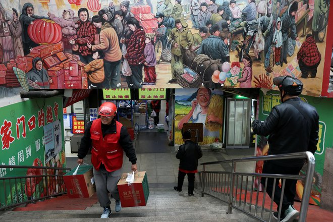 Septembra se je na Kitajskem prodaja na drobno v primerjavi z enakim mesecem lani povečala za 3,2 odstotka. FOTO: Florence Lo/Reuters