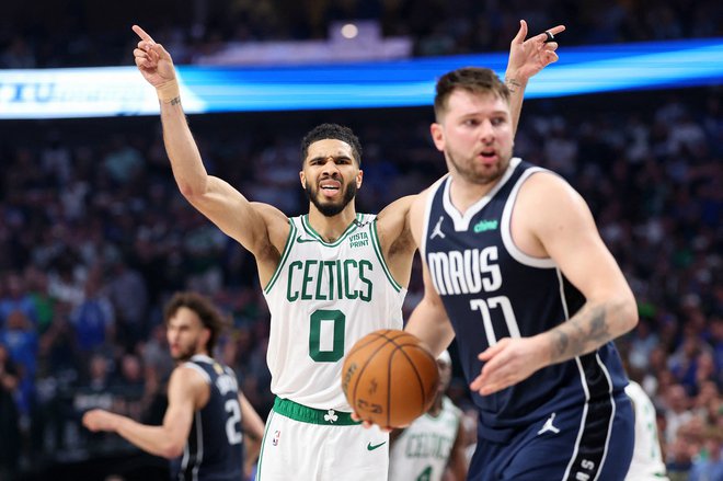 Luka Dončić se želi oddolžiti zvezdniku Bostona Jaysonu Tatumu za spomladanski poraz v finalu. Foto Kevin Jairaj/Reuters