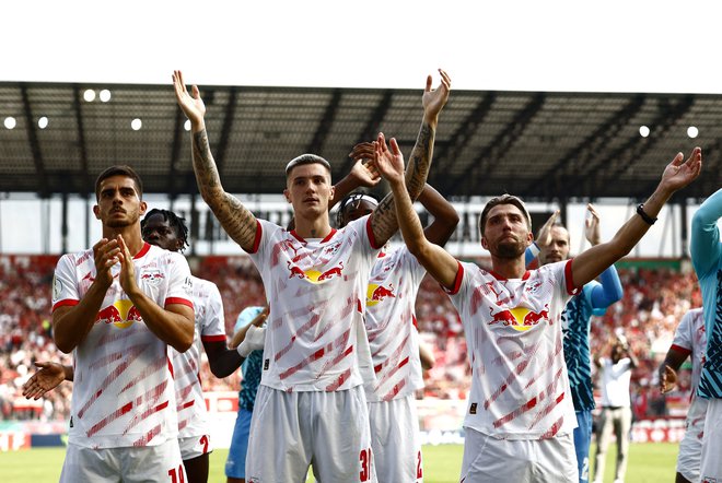 Slovenska nogometaša Benjamin Šeško (na sredini) in Kevin Kampl (desno) igrata vidno vlogo pri Leipzigu. FOTO: Leon Kuegeler/Reuters