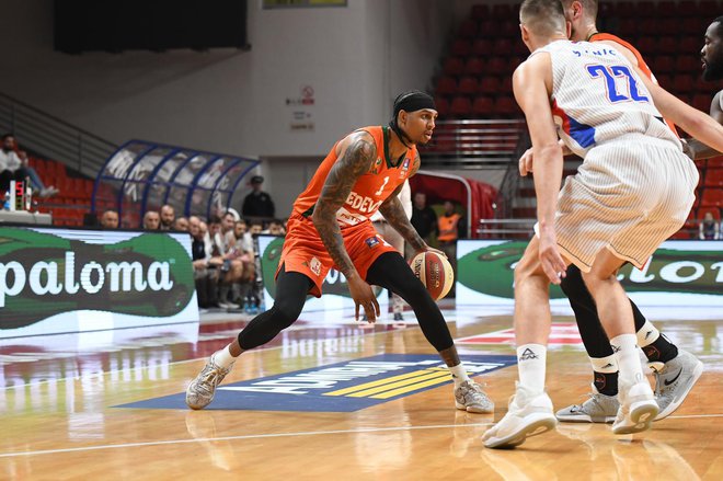 Devin Robinson je v prvem polčasu držal Olimpijo nad vodo, a vsega ni zmogel sam. FOTO: Cedevita Olimpija