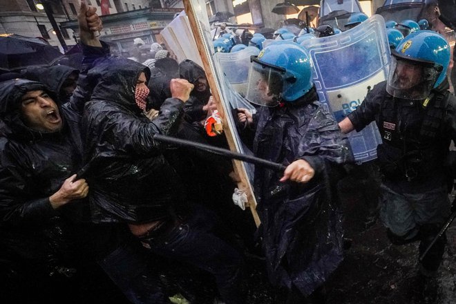 Demonstranti so se spopadli s policijo. Protestniki so v policiste metali kamenje in steklenice, policija pa je odgovorila s solzivcem in gumijevkami. FOTO: Ansa/AFP