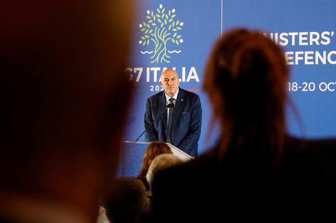 Italijanski obrambni minister Guido Crosetto, čigar država trenutno predseduje skupini, je govoril tudi o vojni v Gazi in poudaril, da G7 podpira prekinitev ognja, osvoboditev vseh talcev ter znatno povečanje humanitarne pomoči za civilno prebivalstvo. FOTO: Ciro De Luca/Reuters