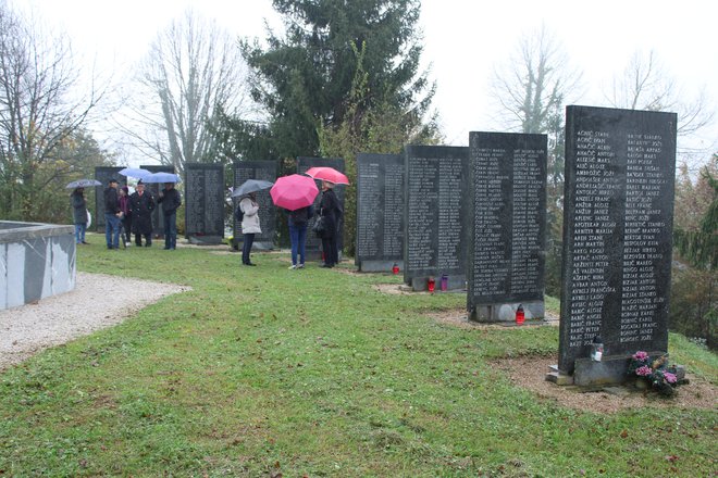 Na devetih granitnih ploščah je vklesanih več kot 1100 imen partizanskih borcev. FOTO: Bojan Rajšek/Delo