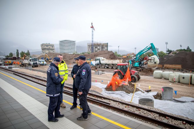 Na slovenski strani bosta vzpostavljeni dve varnostni območji. Za prvo, rdeče območje, na katerem živi 961 ljudi, bo zapovedana popolna evakuacija. FOTO: Luka Carlevaris/Mestna Občina Nova Gorica 