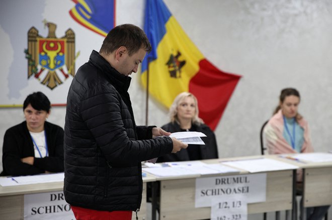 Na referendumu Moldavci odgovarjajo na vprašanje, ali naj se vstop v EU zapiše kot cilj v moldavsko ustavo. FOTO: Vladislav Culiomza/Reuters