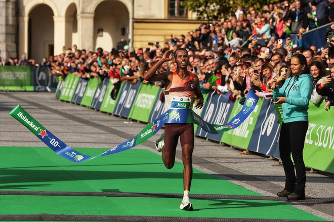 Etiopijec Getaneh Molla Tamire je veliki zmagovalec ljubljanskega maratona. FOTO: Matej Družnik/Delo