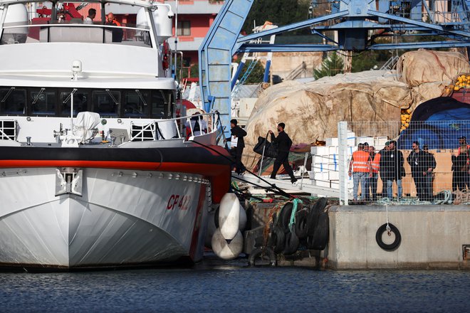 Prvih šestnajst migrantov, ki so bili premeščeni v Albanijo, je že nazaj v Italiji, zaplet dobiva široke politične dimenzije. FOTO: Florion Goga/Reuters