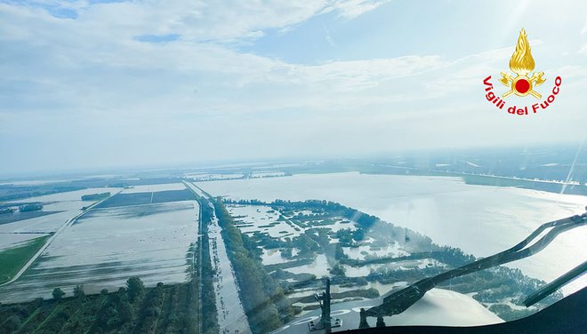 Zračni posnetek poplavljenega območja v bližini Bologne FOTO: Handout AFP