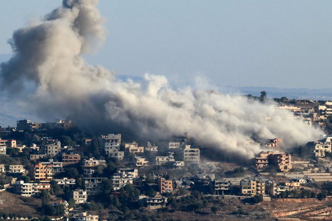 Dim na kraju izraelskega napada na jugu Libanona, kjer po besedah Joava Galanta vojska stopnjuje napade na borce Hezbolaha v bližini meje z Izraelom. FOTO: AFP