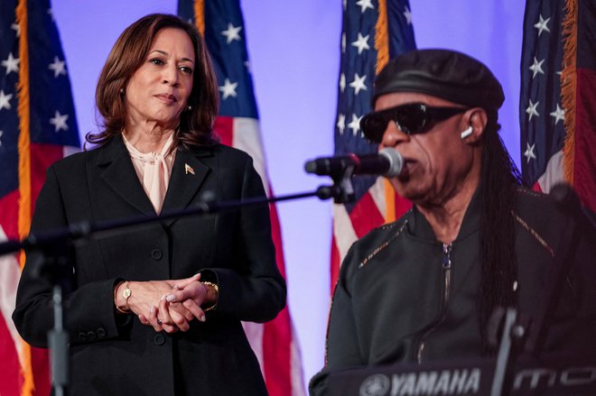 Demokratski predsedniški kandidatki Kamali Harris je za rojstni dan zapel Stevie Wonder. FOTO: Elijah Nouvelage/Reuters