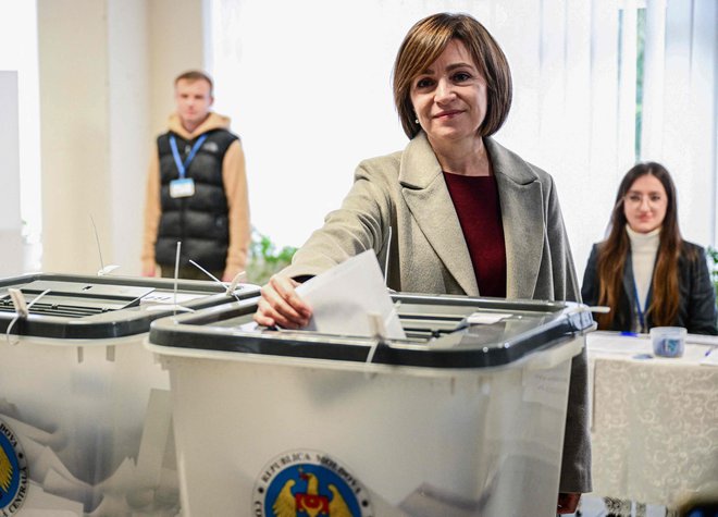  Proevropska predsednica je v prvem krogu prejela največ glasov. FOTO: Daniel Mihailescu/AFP