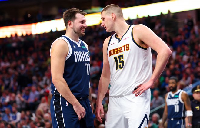 Prijatelja Luka Dončič (levo) in Nikola Jokić bosta tudi v novi sezoni velika tekmeca na parketu. FOTO: Kevin Jairaj/Usa Today Sports Via Reuters Con