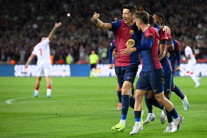 Poljski ostrostrelec Robert Lewandowski (levo) je v odlični formi in je v španskem prvenstvu zabil že 12 golov. FOTO: Josep Lago/AFP