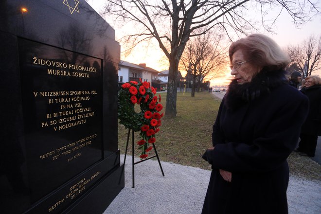 Erika Fürst leta 2015 v Murski Soboti na spominski slovesnosti na židovskem pokopališču. FOTO: Tadej Regent