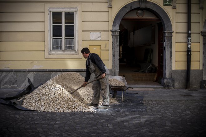 V gradbeništvu je na vsakih pet zaposlenih en samozaposleni, njihov delež pa se povečuje predvsem zaradi stroškovne optimizacije. FOTO: Voranc Vogel