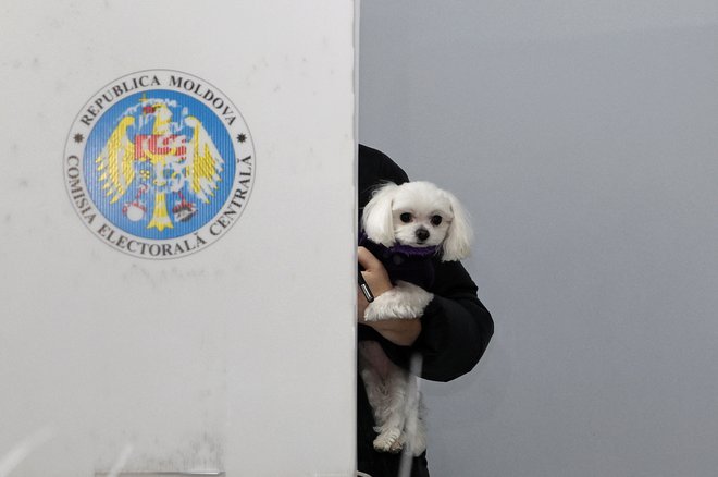 Sočasno z referendumom so potekale predsedniške volitve. FOTO: Vladislav Culiomza/Reuters