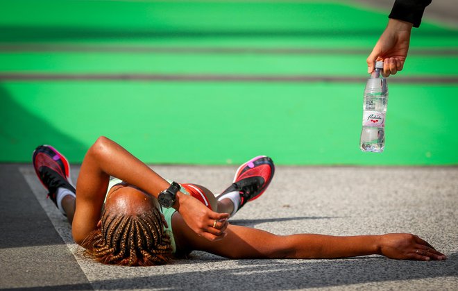 28. Ljubljanski maraton je s časom 2:06:29 dobil Etiopijec Getaneh Molla Tamire, pri ženskah pa je z rekordom proge 2:20:17 slavila Kenijka Joyce Chepkemoi Tele. Primož Kobe je s časom 2:18:21 za sekundo izboljšal slovenski rekord Ljubljanskega maratona. Foto: Matej Družnik/Delo