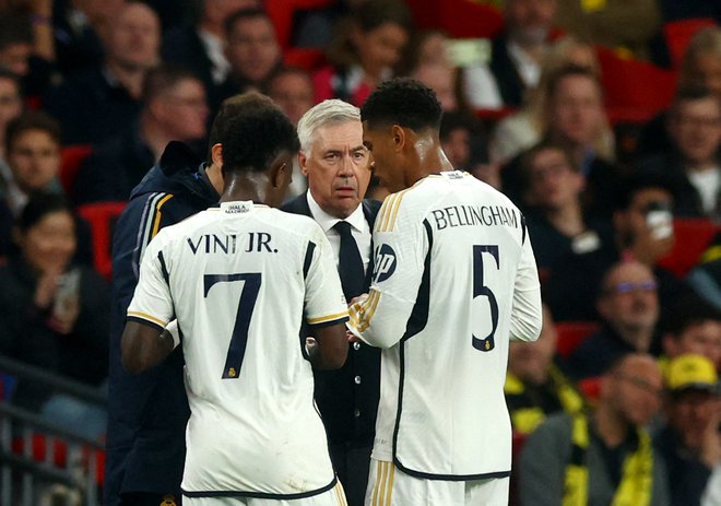 Carlo Ancelotti ima z zvezdnikoma Viniciusom in Judom Bellinghamom veliko dela. Foto Lee Smith/Reuters