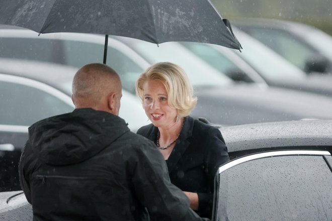 Urška Klakočar Zupančič, ki jo anketirani vidijo kot najprimernejšo naslednico Roberta Goloba, če bi se ta umaknil z vrha stranke, je izpostavljena številnim očitkom opozicije.

FOTO: Blaž Samec