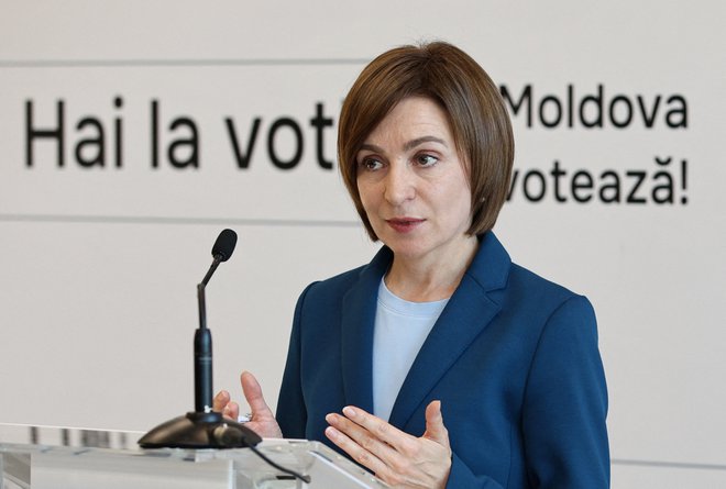 Predsednica Maia Sandu se bo v drugem krogu volitev, ki se bo odvil 3. novembra, pomerila z Aleksandrom Stojanoglom. FOTO: Vladislav Culiomza/Reuters