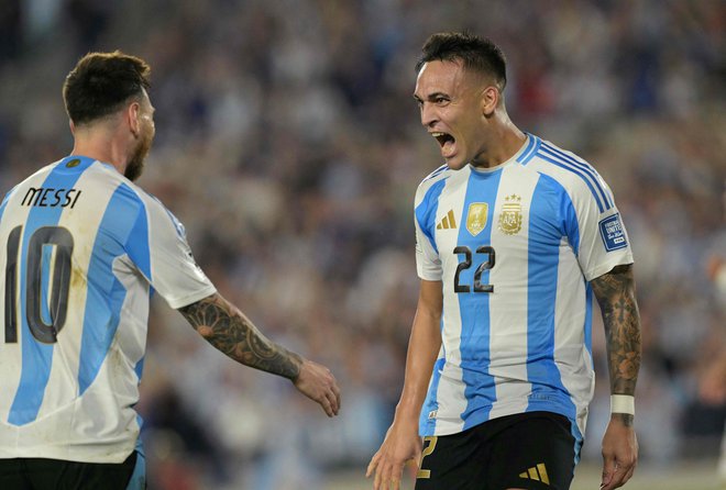 Lautaro Martinez (desno, levo Lionel Messi) blesti v majicah Interja in Argentine. FOTO: Juan Mabromata/AFP