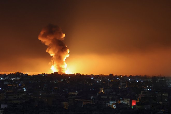 Bejrut je že več dni tarča izraelskih zračnih napadov. FOTO: Mohamed Abd El Ghany/Reuters