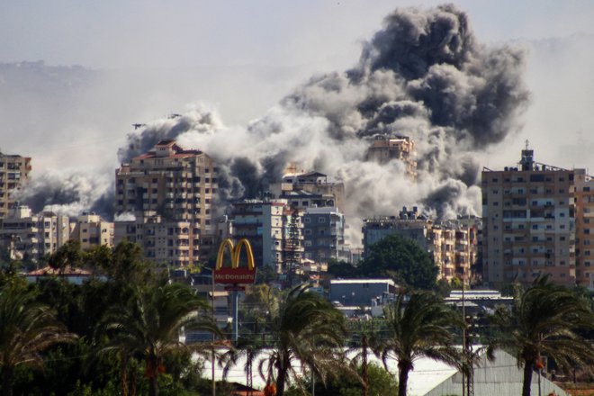 Zaradi konstantnega izraelskega bombardiranja je moralo svoje domove v južnem Libanonu in tudi drugod v mesecu dni zapustiti že več kot 1,2 milijona prebivalcev. FOTO: Kawnat Haju/AFP