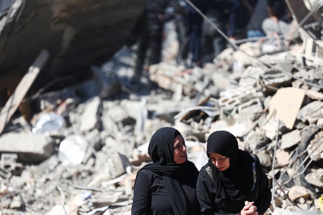 Izraelske bombe so v nočnih urah padle tudi v bližino Univerzitetne bolnišnice Rafika Haririja v Bejrutu, največje bolnišnice v državi. FOTO: Yara Nardi/Reuters