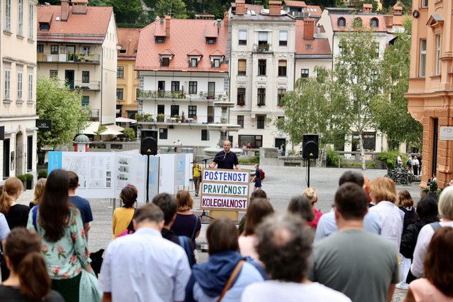 Vlada bo vložila zakon za razveljavitev zakona o skupnih temeljih plač v javnem sektorju, če dogovor ne bo sklenjen do 15. novembra. FOTO: Črt Piksi/Delo