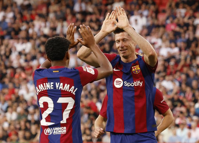 Lamine Yamal in Robert Lewandowski sta glavna »krivca« za dobre igre Barcelone v napadu. Foto Marcelo Del Pozo/Reuters