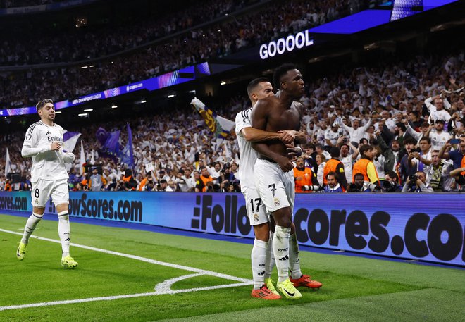 Lucas Vazquez in Vinicius Junior po enem od golov. FOTO: Susana Vera/Reuters