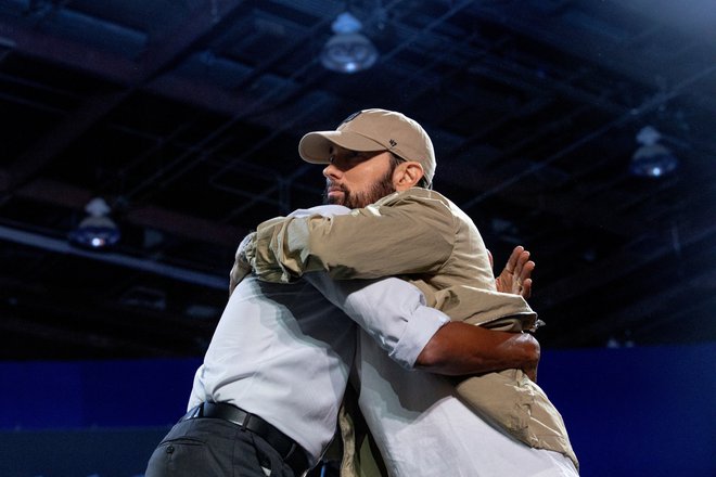 Raper Eminem in nekdanji predsednik Barack Obama sta se na odru objela. FOTO: Emily Elconin/Reuters