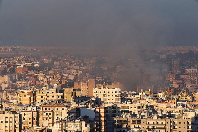 Dim nad Bejrutom med spopadi med izraelsko vojsko in Hezbolahom. FOTO: Mohamed Abd El Ghany/Reuters