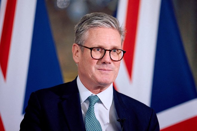 Keir Starmer je zagotovil, da člani njegove stranke s kampanjo demokratske kandidatke sodelujejo izključno kot neplačani prostovoljci. FOTO: Benjamin Cremel via Reuters