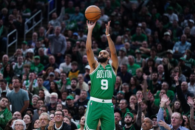 Derrick White je zadel šest metov za tri točke. FOTO: David Butler Ii/Usa Today Sports Via Reuters Con