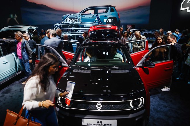 Renault R4 je bil verjetno največja zvezda nedavne razstave v Parizu. FOTO: Dimitar Dilkoff/AFP