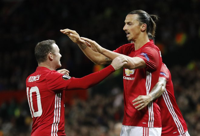 Britain Soccer Football - Manchester United v FC Zorya Luhansk - UEFA Europa League Group Stage - Group A - Old Trafford, Manchester, England - 29/9/16
Manchester United's Zlatan Ibrahimovic celebrates scoring their first goal with Wayne Rooney

FOTO: Darren Staples/Reuters