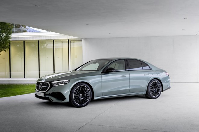 Razred E z več kot 75-letno tradicijo ostaja ikona luksuznih poslovnih limuzin srednjega razreda. FOTO: Mercedes-Benz AG 