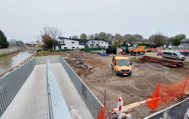 KPL, ki je dela na Cesti dveh cesarjev začel minuli mesec, mora zunanjo ureditev in temeljenje osrednjega dela objekta končati aprila prihodnje leto. FOTO: Blaž Samec/Delo