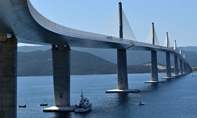 Med gradnjo mostu je izzive med drugim predstavljal močan veter, strokovnjaki pa so pred njegovim odprtjem zatrdili, da je varen tudi ob sunkih vetra do 250 kilometrov na uro. FOTO: AFP