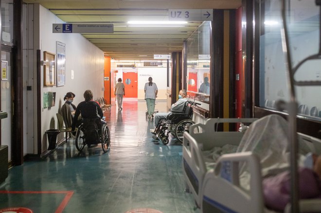 Zavarovanci z zadržanimi pravicami na račun obveznega zavarovanja lahko uveljavljajo le pravico do nujne medicinske pomoči in nujnega zdravljenja. FOTO: Jože Suhadolnik