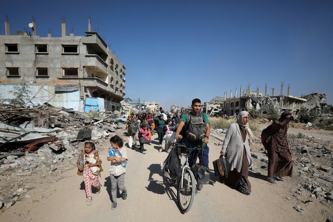 Razseljeni Palestinci bežijo iz Džabalije pred izraelskimi napadi na severu Gaze. FOTO: Dawoud Abu Alkas/Reuters