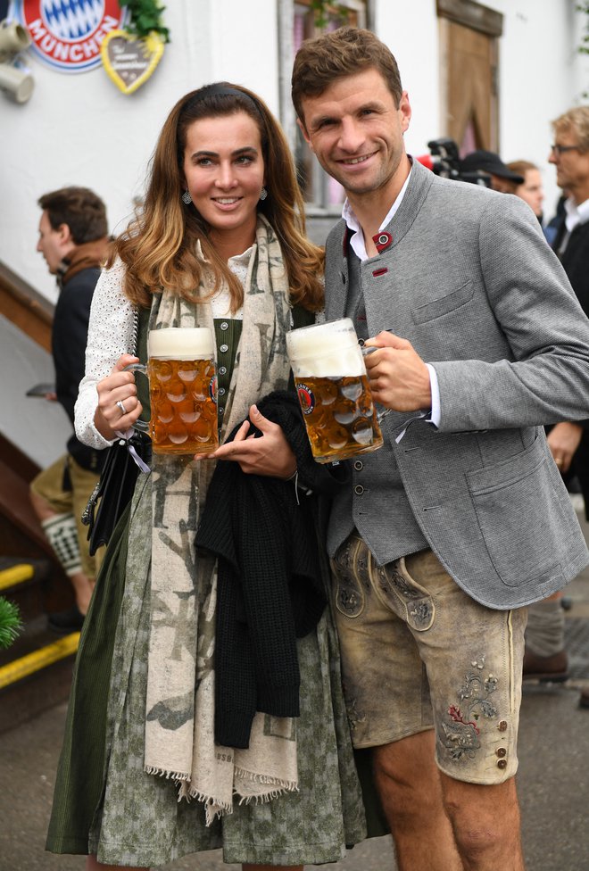 Poldrugo desetletje sta bila Baryernov as Thomas Müller in njegova srčna izbranka Lisa  tudi zaščitni znak Oktoberfesta. FOTO: Andreas Gebert/Reuters