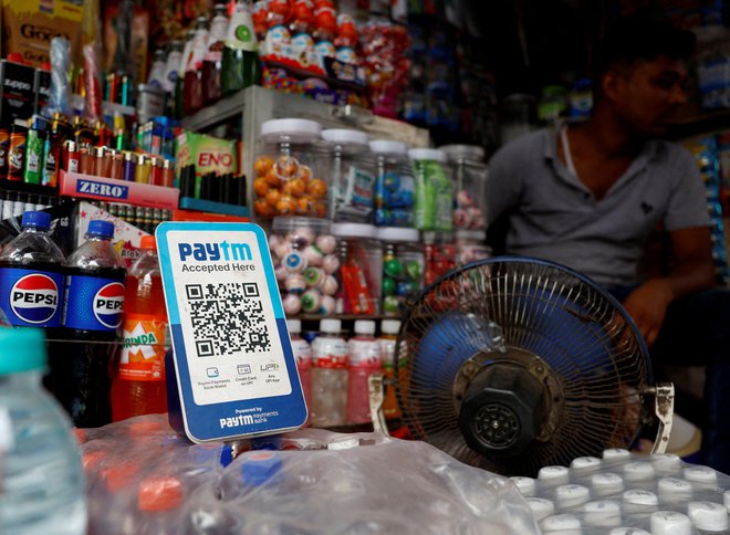 Mobilne aplikacije za sprejemanje plačil so omogočile brezgotovinsko plačevanje tudi na tržnicah z minimalno infrastrukturo – če je le na voljo mobilni signal. Fotografija je iz Indije. FOTO: Sahiba Chawdhary/Reuters