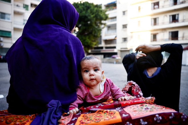 Sredi sovražnosti med Hezbolahom in izraelskimi silami, v soseski Hamra v Bejrutu FOTO: Yara Nardi/Reuters